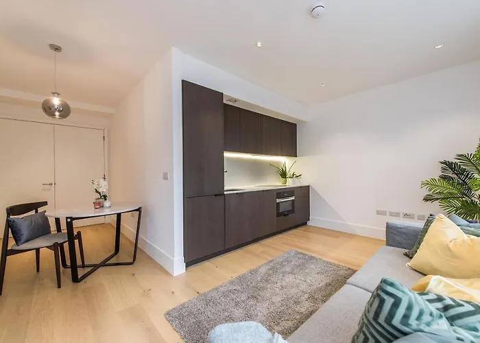 Stunning Apartment Building, Walking Distance To Ealing Broadway Tube!