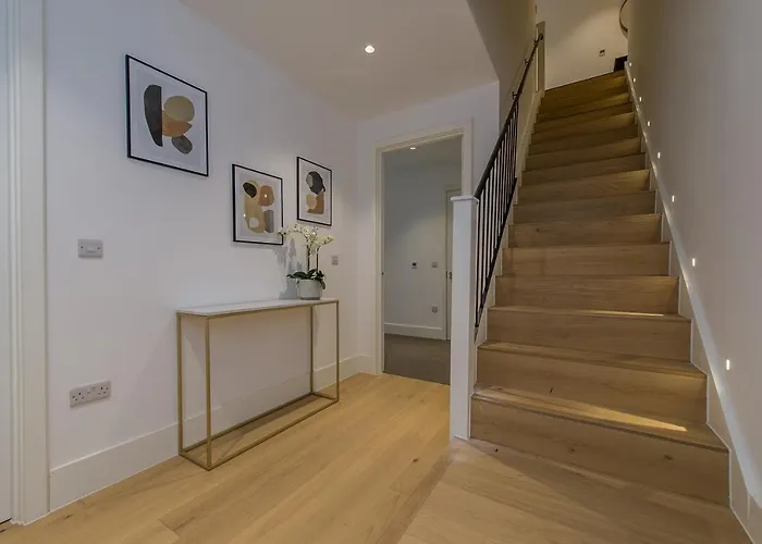 Stunning Apartment Building, Walking Distance To Ealing Broadway Tube!