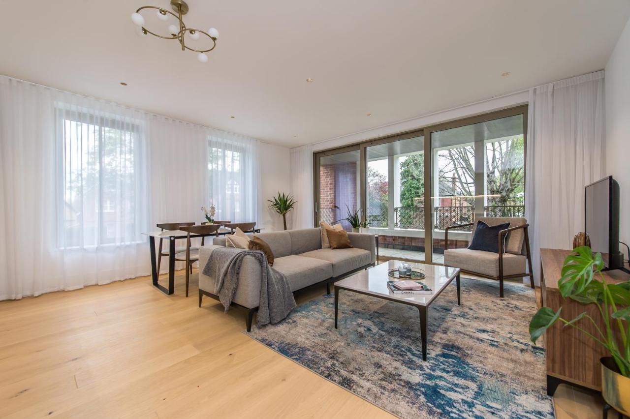Stunning Building, Walking Distance To Broadway Tube!